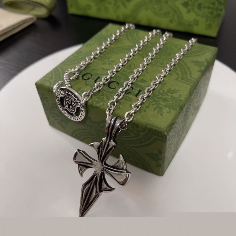 G*u*i necklaces